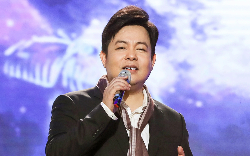 Quang Lê sinh năm 1979 tại Huế, tên thật là Lê Hữu Nghị, nổi tiếng với dòng nhạc bolero trữ tình. 