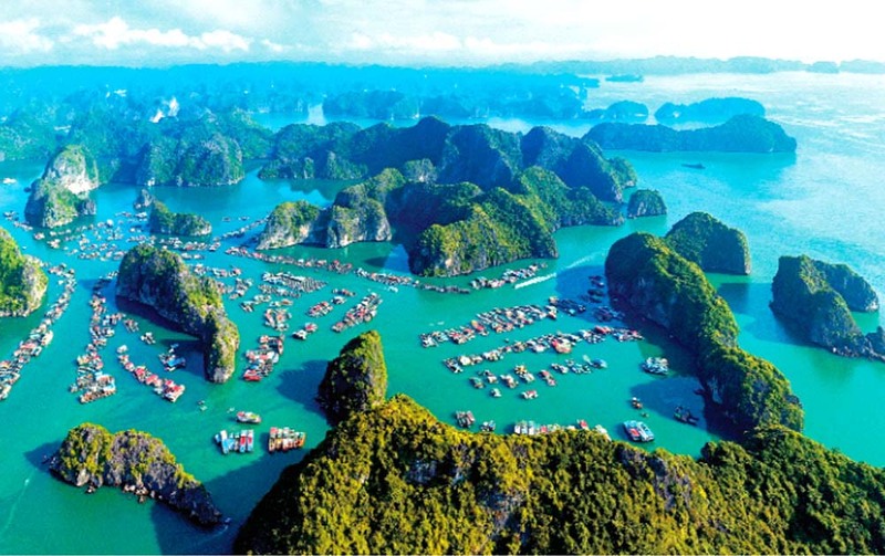 Vịnh Hạ Long là kỳ quan biển đảo nổi tiếng của Quảng Ninh, thu hút du khách trong và ngoài nước. 