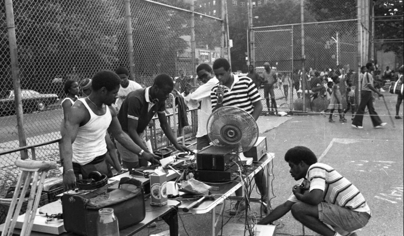 Rap ra đời trong bối cảnh đô thị nhiều áp lực, nơi giới trẻ dùng âm nhạc để thể hiện tiếng nói của mình. 