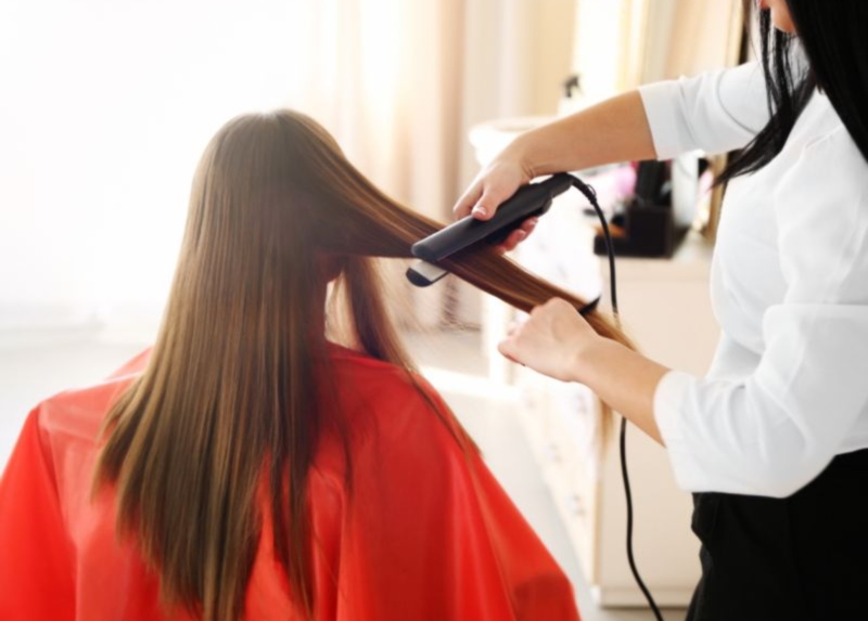 Duỗi tóc cần nhiều bước như kiểm tra tóc, bôi thuốc, kẹp nhiệt và dưỡng hoàn thiện 