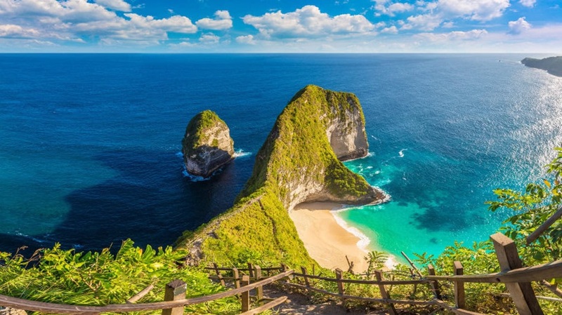 Dịch vụ thuê xe ô tô riêng kèm tài xế giúp du khách di chuyển an toàn và tiết kiệm tại Bali.