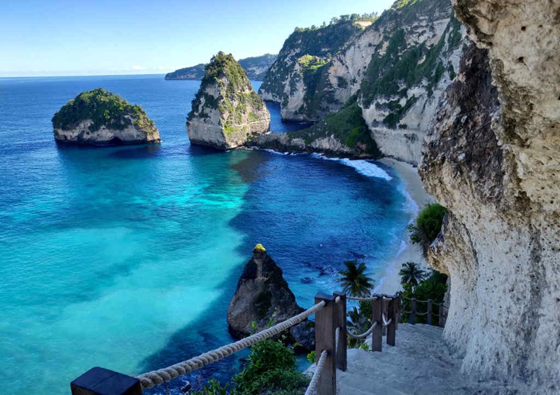 Khám phá bãi biển "Sống lưng khủng long" Kelingking trệt tuyệt đẹp tại đảo Nusa Penida.