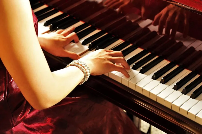 Người nghe thưởng thức âm nhạc để tìm lại khoảng lặng và chữa lành tâm hồn.
