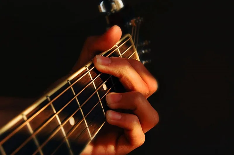 Nghệ sĩ biểu diễn cảm xúc với guitar, tạo nên chiều sâu tự sự cho bài hát.