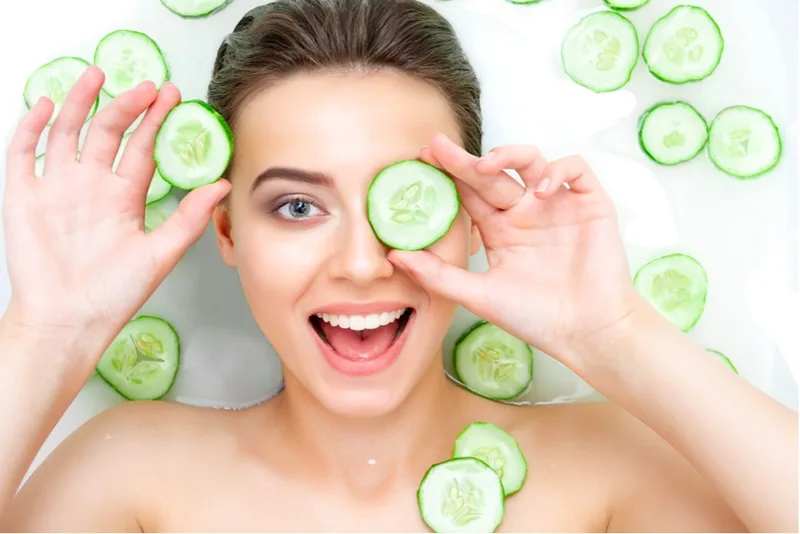 Đặt dưa leo ướp lạnh lên mắt giúp làm dịu bọng mắt và giảm quầng thâm hiệu quả.
