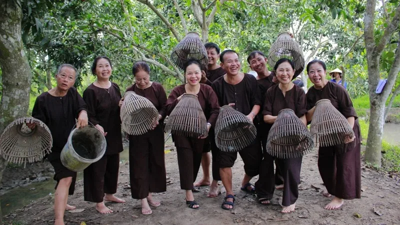 Trải nghiệm hóa thân thành người nông dân tát mương bắt cá dân dã.