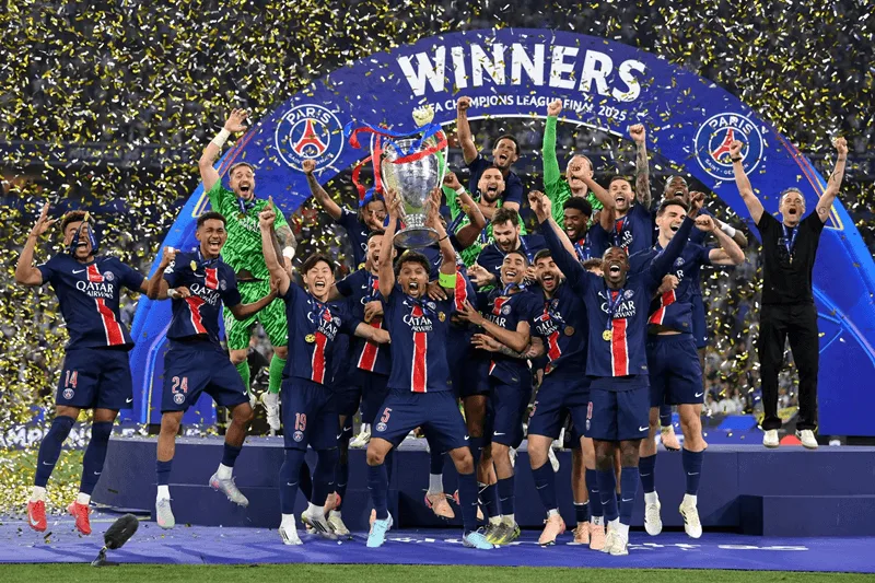 Chiếc cúp UEFA Super Cup danh giá.