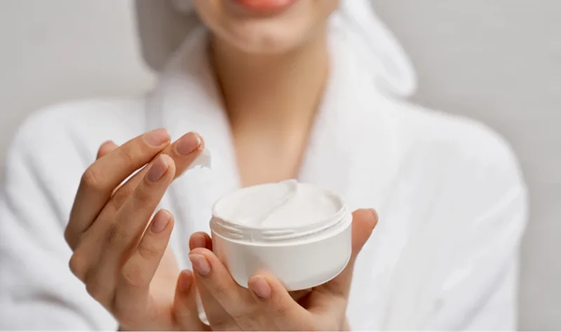 Thoa kem dưỡng ẩm giúp củng cố hàng rào bảo vệ và duy trì làn da mềm mại.