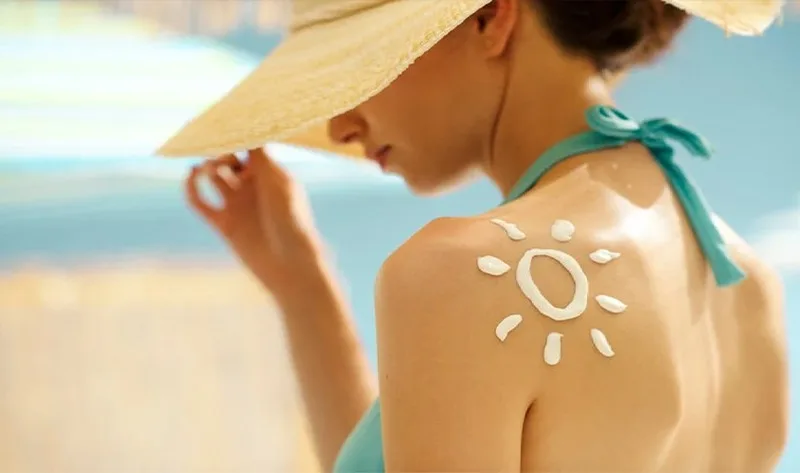 Thoa kem chống nắng mỗi ngày là bước cốt lõi để bảo vệ da trước ánh nắng.