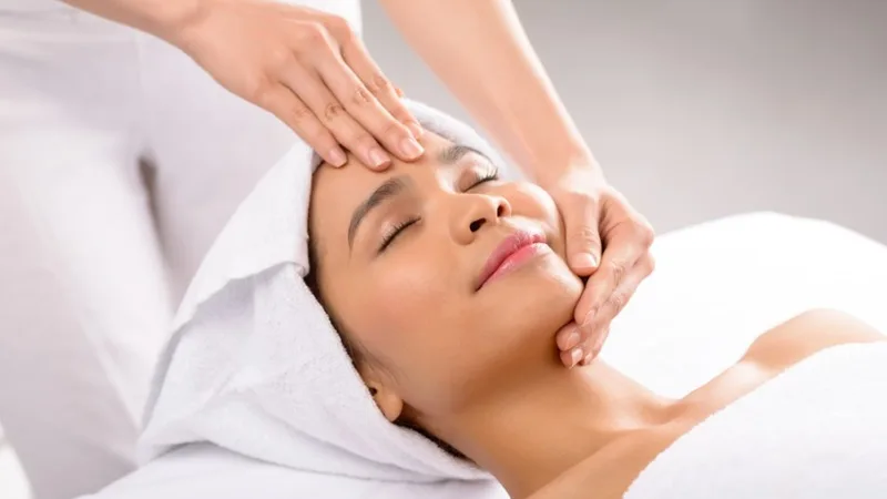Thực hiện các động tác massage mặt nhẹ nhàng giúp thư giãn và tăng tuần hoàn máu.